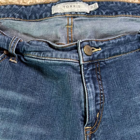 Torrid Distressed Denim Cutoff Shorts 20 - Picture 12 of 12